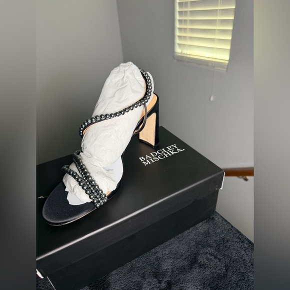 NWT-Badgley Mischka Women's Amora Pearl Strap Block Heels- Box Has Damage - Picture 4 of 6